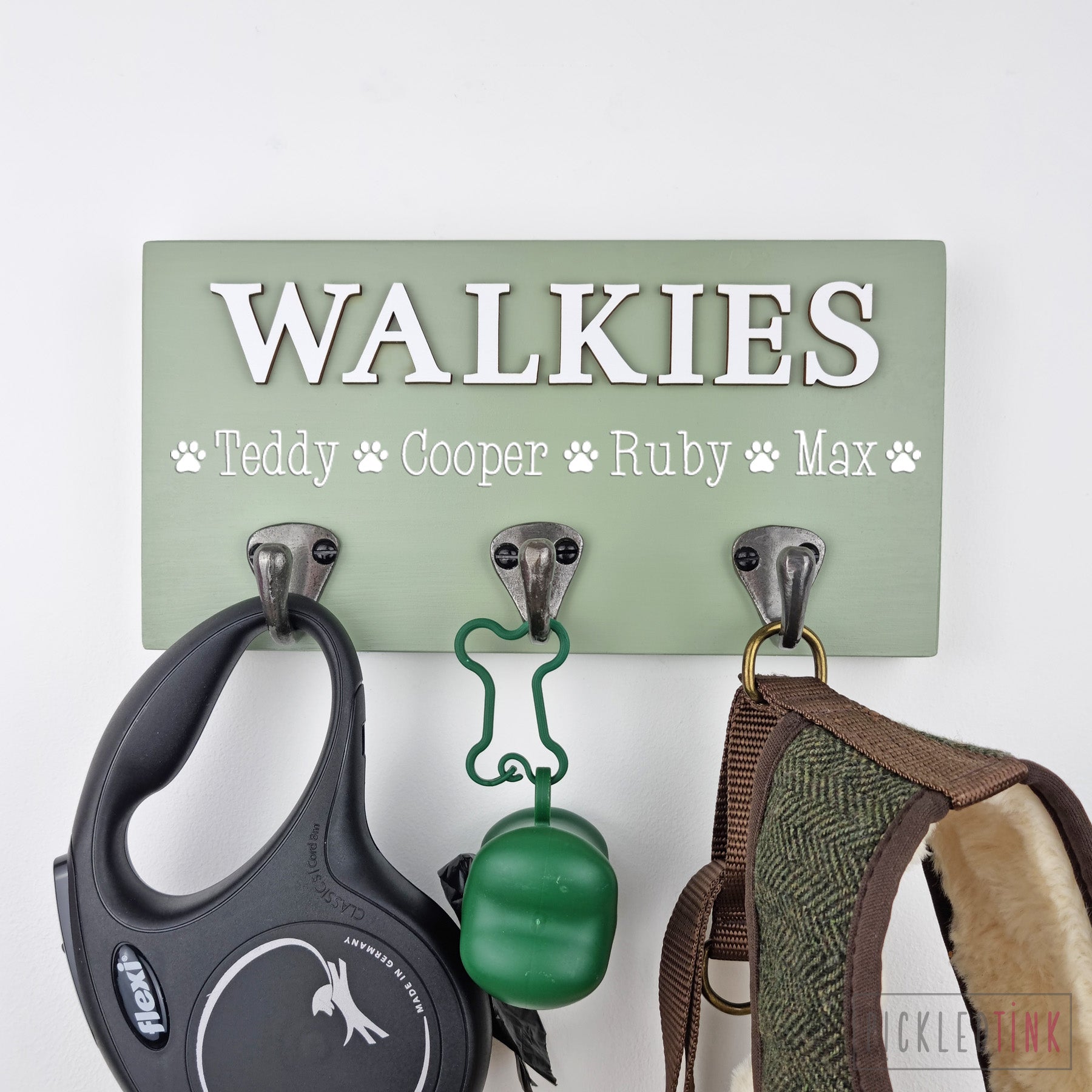 Multiple dog clearance leash holder